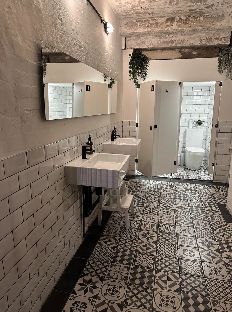 Amor Therapies and State of Change Clinic — Clean, well-kept changing room facilities.